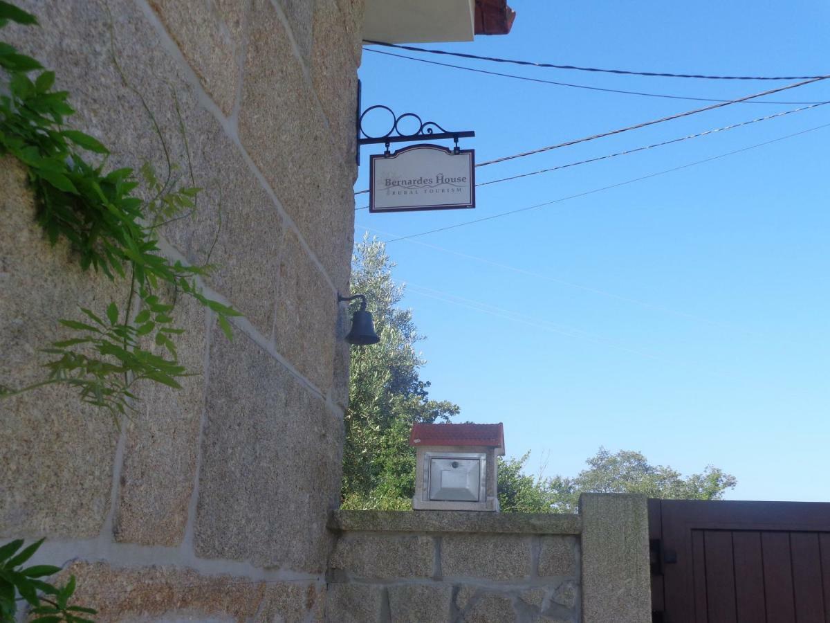 Bernardes House Guest House Castelo de Paiva Bagian luar foto