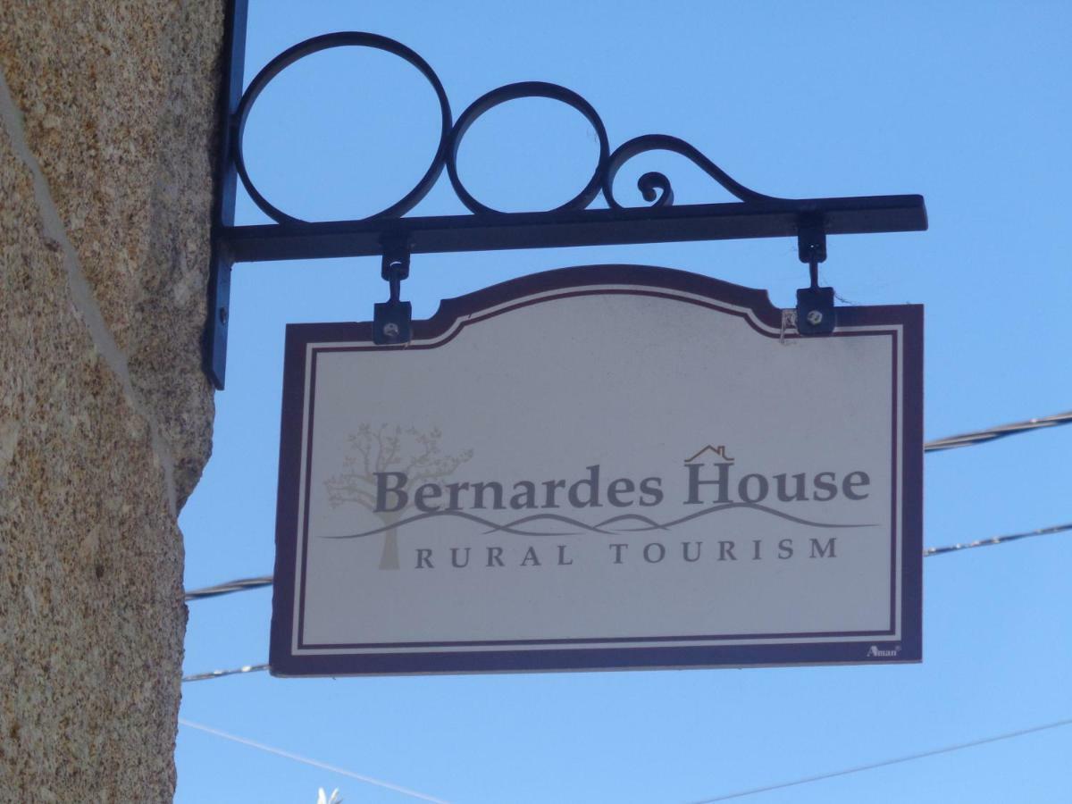 Bernardes House Guest House Castelo de Paiva Bagian luar foto